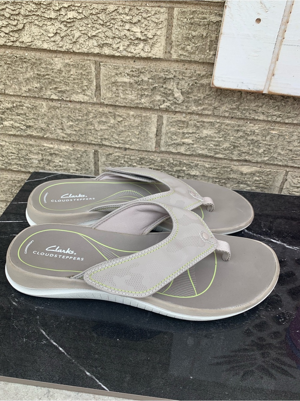 Clarks Cloudsteppers Glide Post Flip-flop Sandals Sz 10 gray